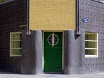 Begane grond hoek Zaanstraat-Spaarndammerplantsoen (voormalige winkelruimte).
              <br/>
              Gert-Jan Lobbes, 2020